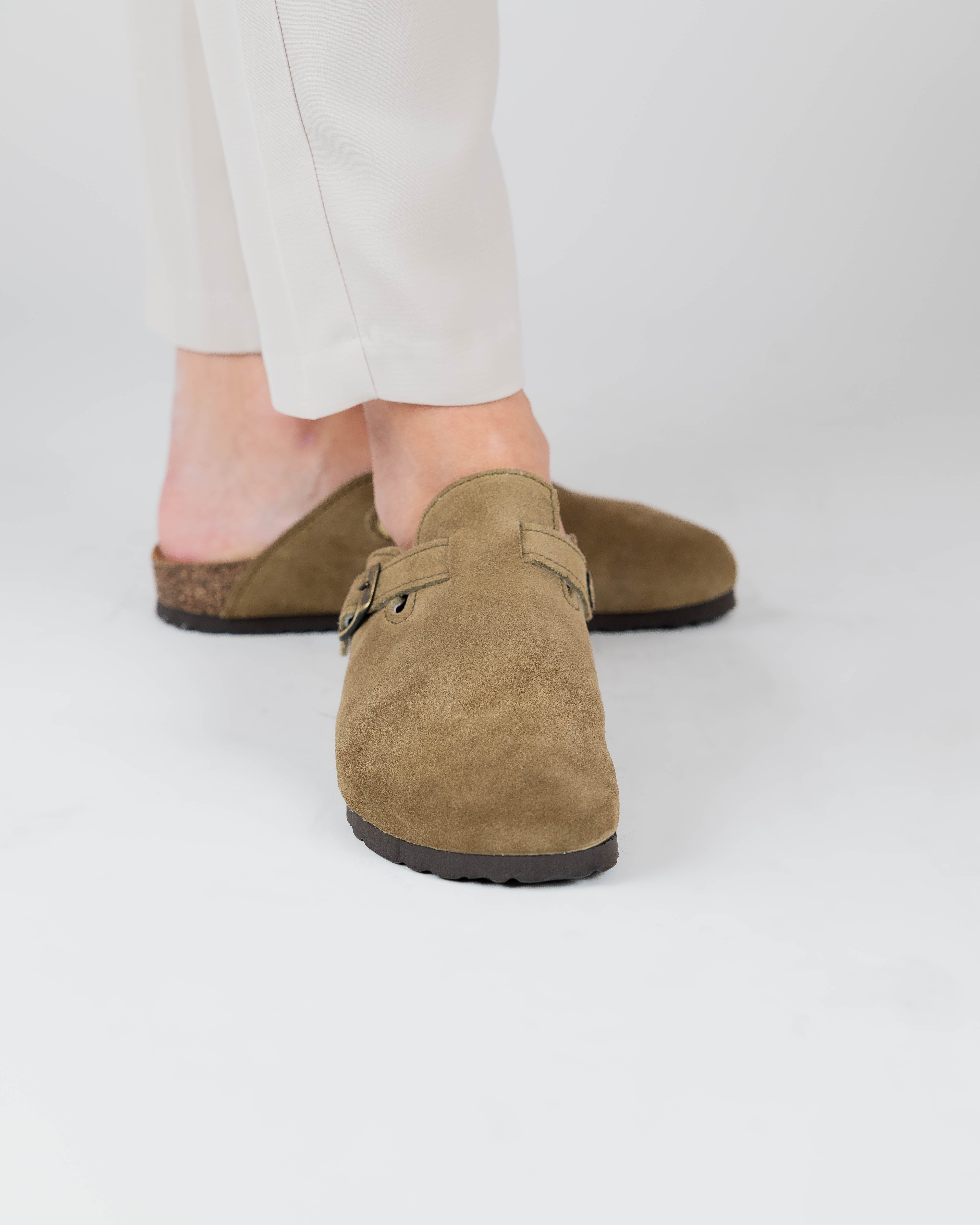Mules anchos de ante verde caqui