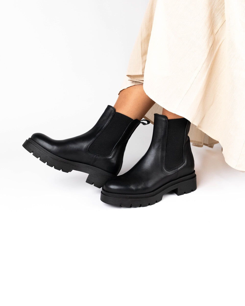 Barn Chelsea Black Leather