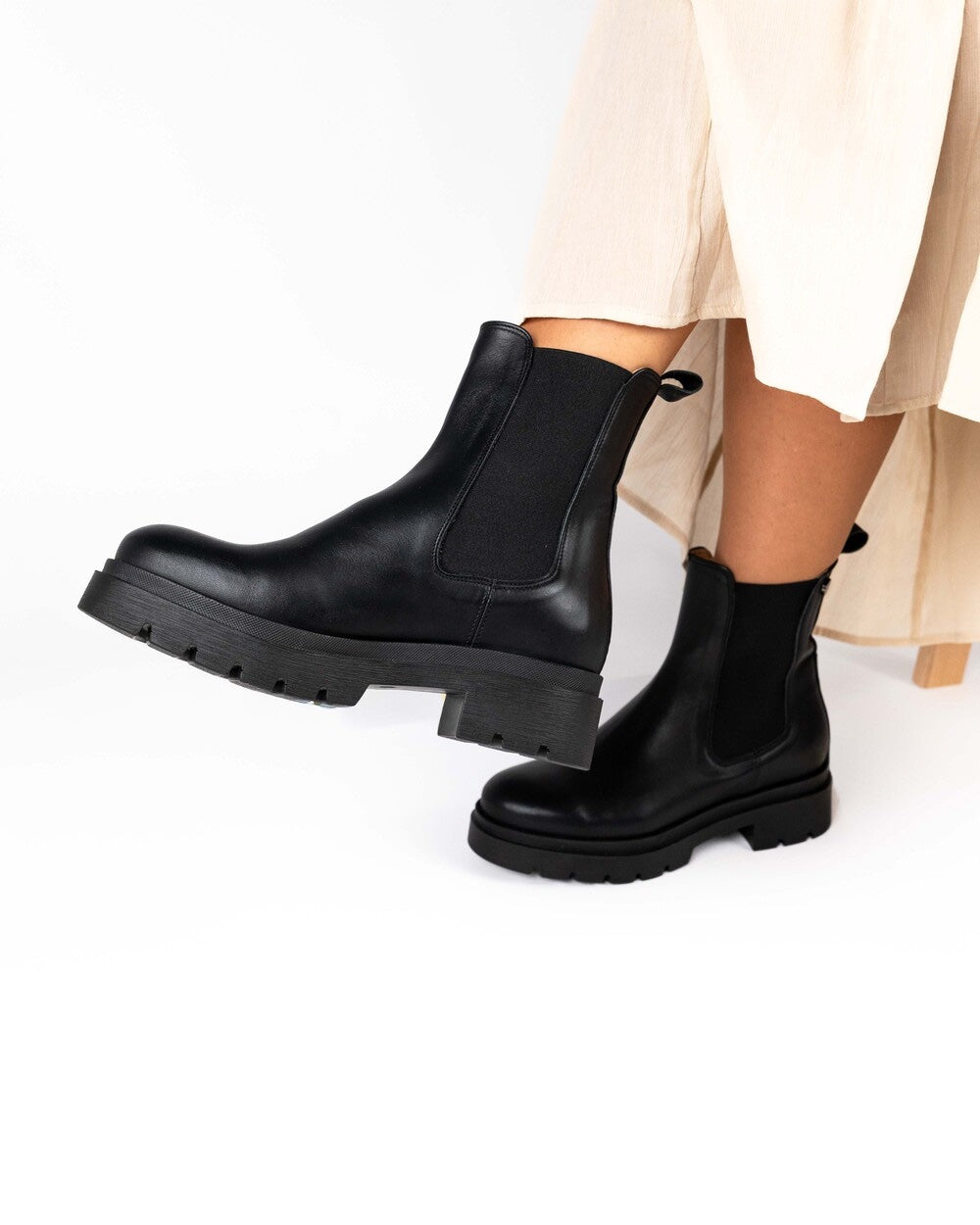 Barn Chelsea Black Leather
