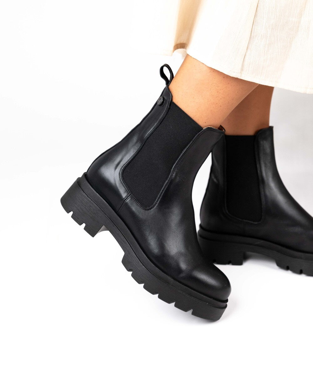 Barn Chelsea Black Leather