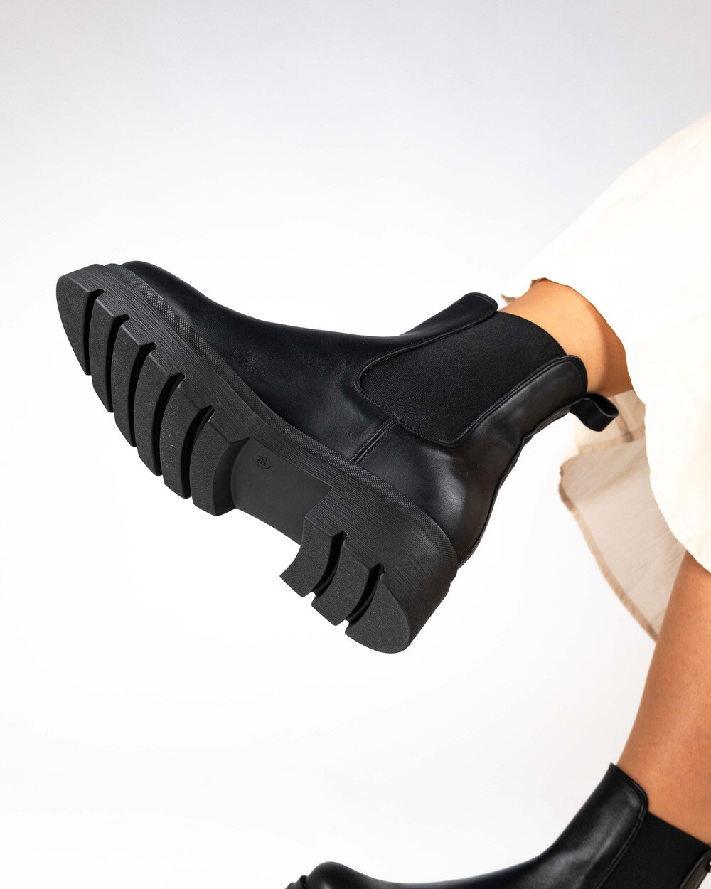 Barn Chelsea Black Leather
