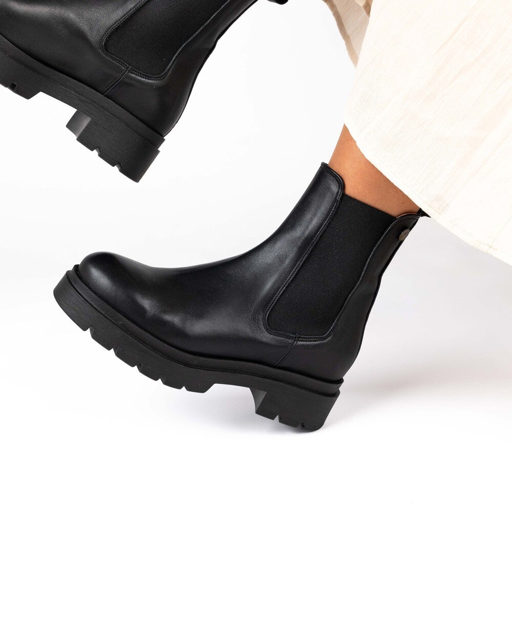 Barn Chelsea Black Leather
